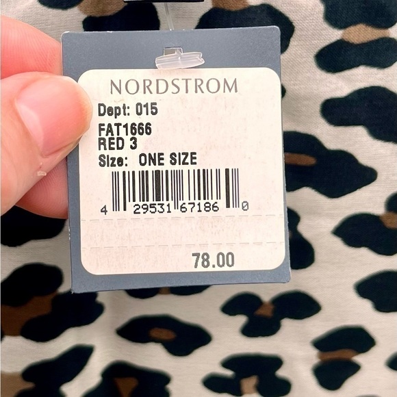 Nordstrom’s Tarnish OS Fits Most
Poncho Shawl Wrap Animal Print Leopard New Tags - Picture 7 of 9